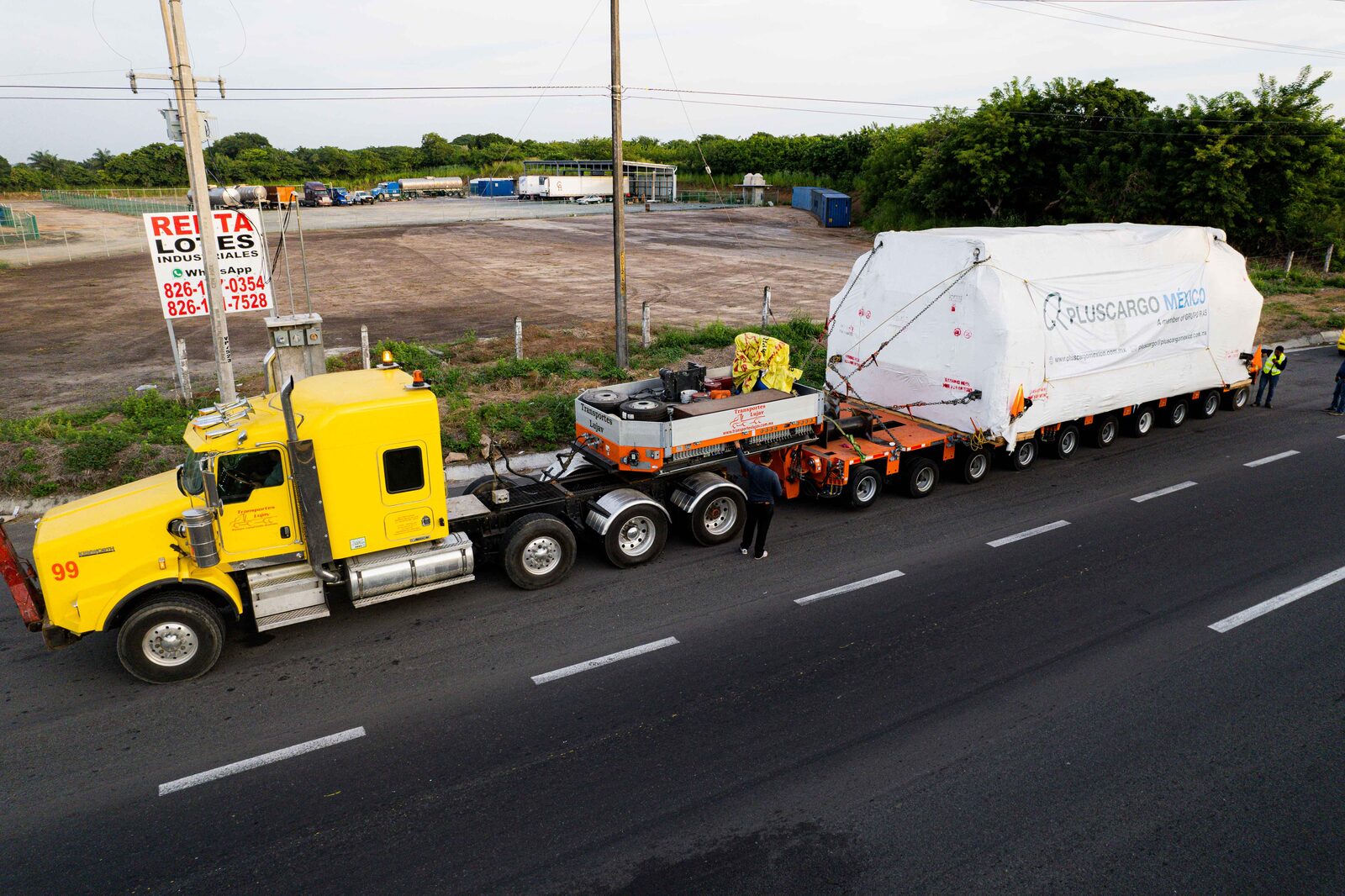 Tractocamión LUJAV con equipo de gran tamaño sobre plataforma