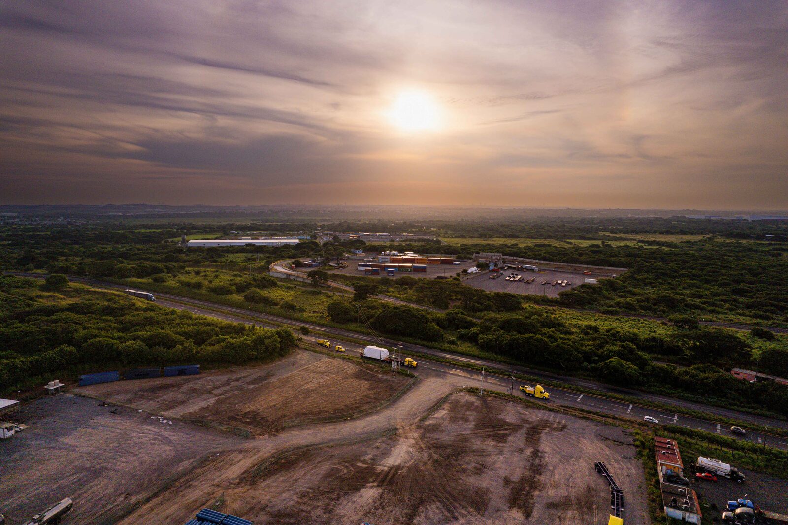 Vista aérea al atardecer de la carretera recorrida por unidades LUJAV