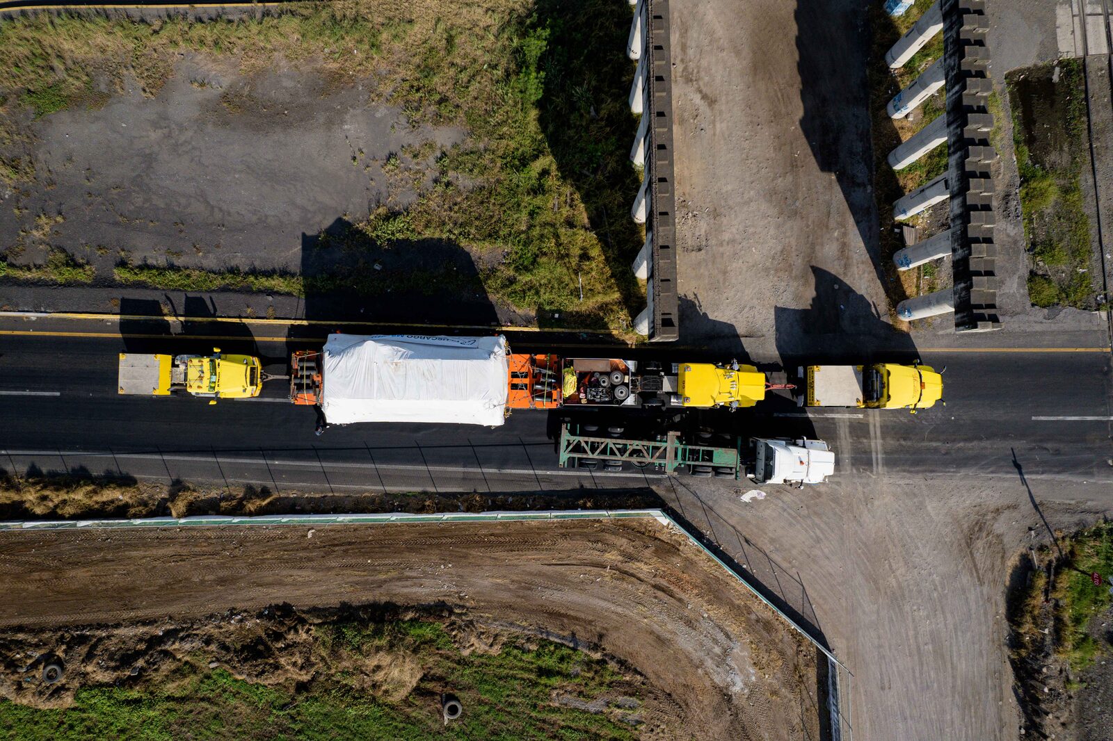 Vista aérea de una unidad LUJAV con carga especializada sobre carretera
